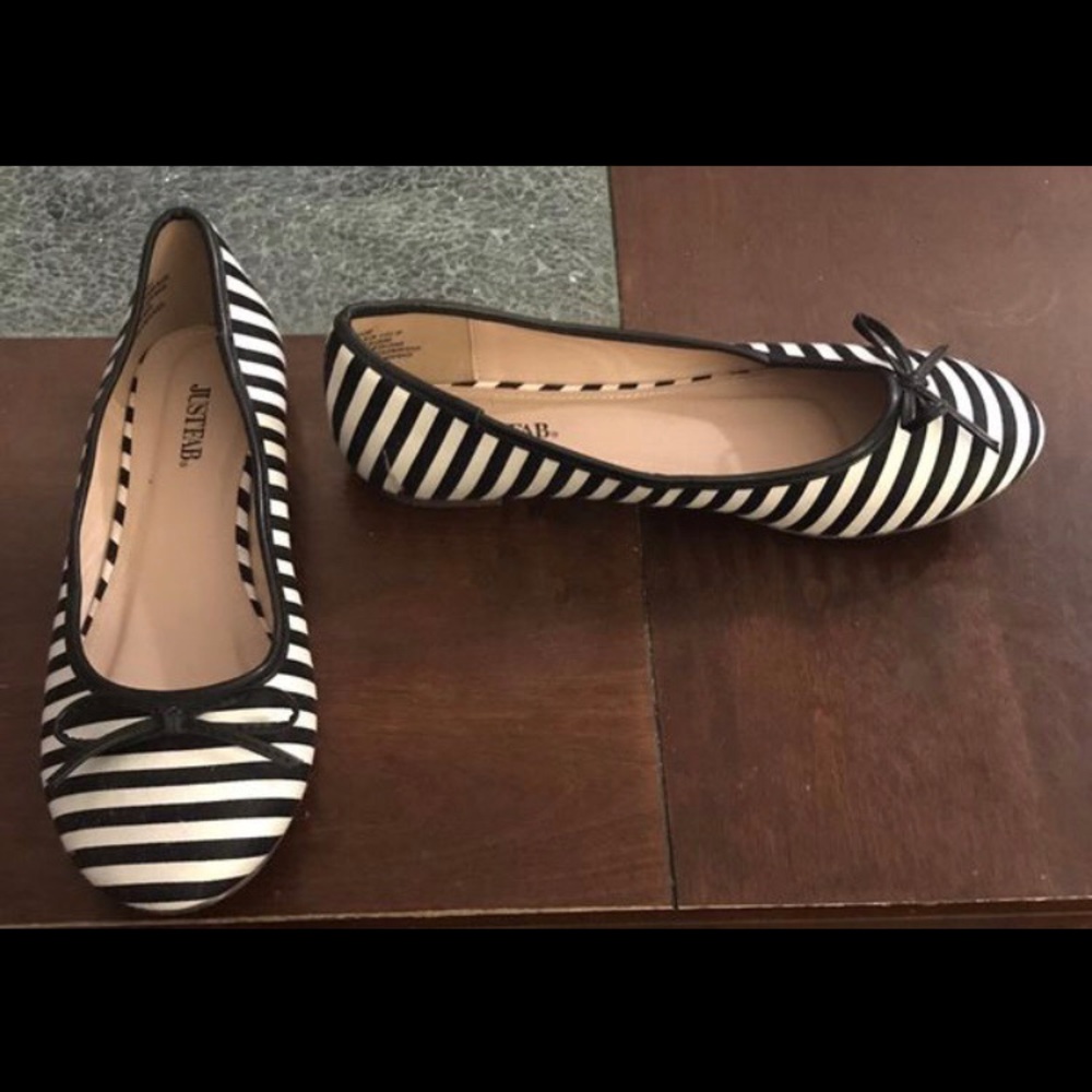 Navy and white size 9 flats just fab never worn